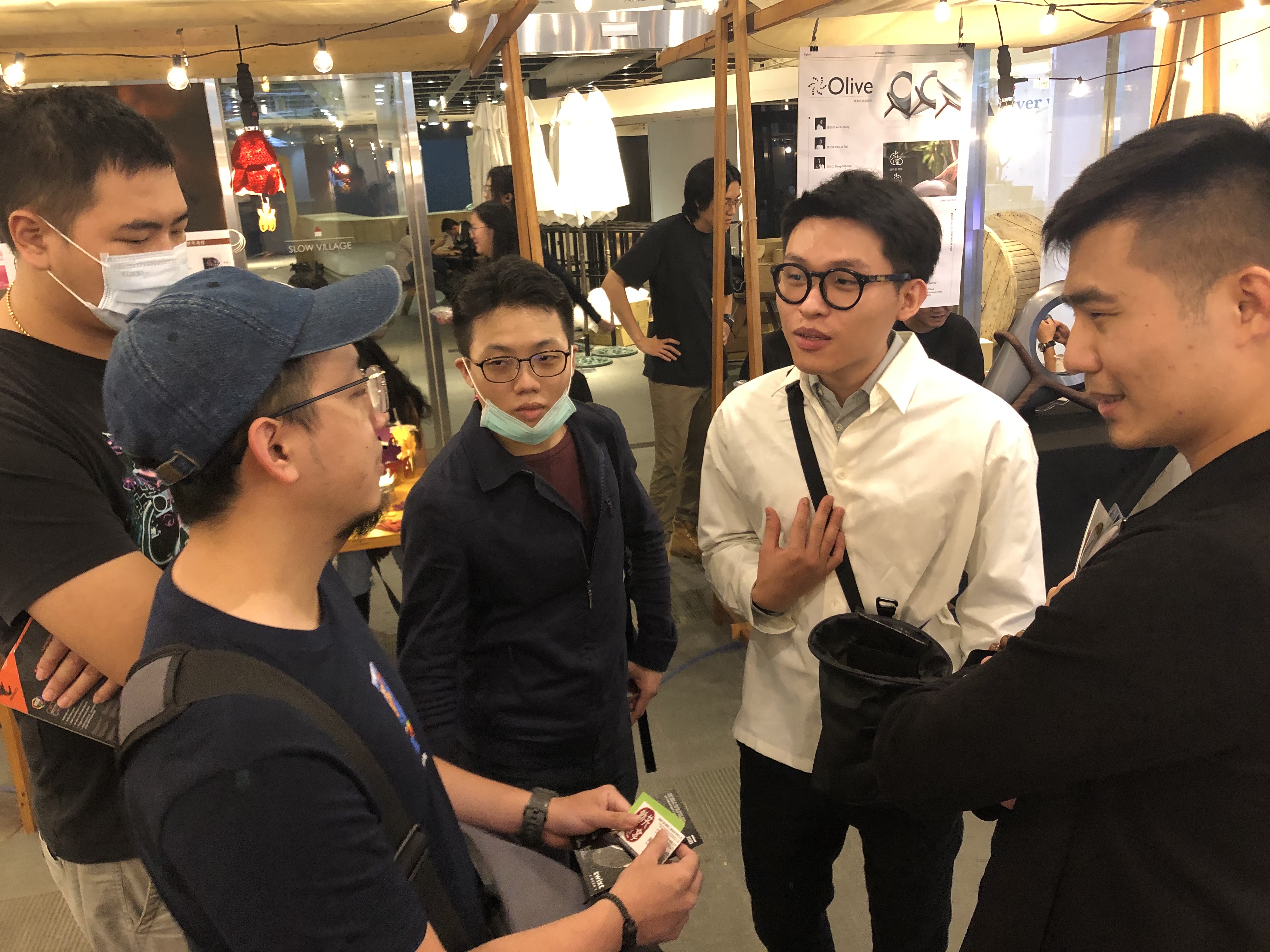 亞大商品系畢業校外展，吸引歷屆校友們前來觀看，與在校學生交換意見。