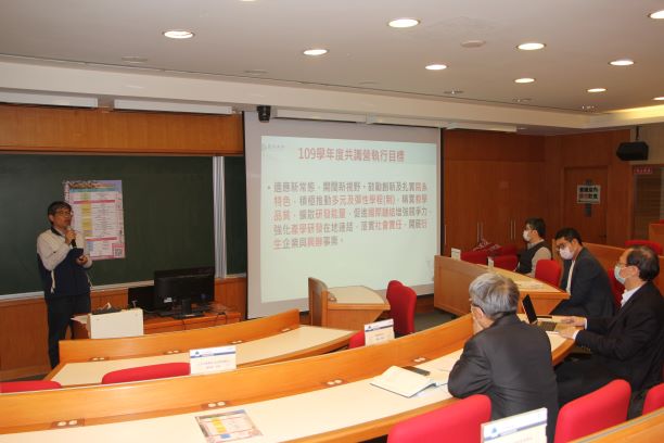 亞大主任秘書兼招生處處長施能義，介紹亞大共識營、大學社會責任（ USR）及亞大各種優勢及特色。