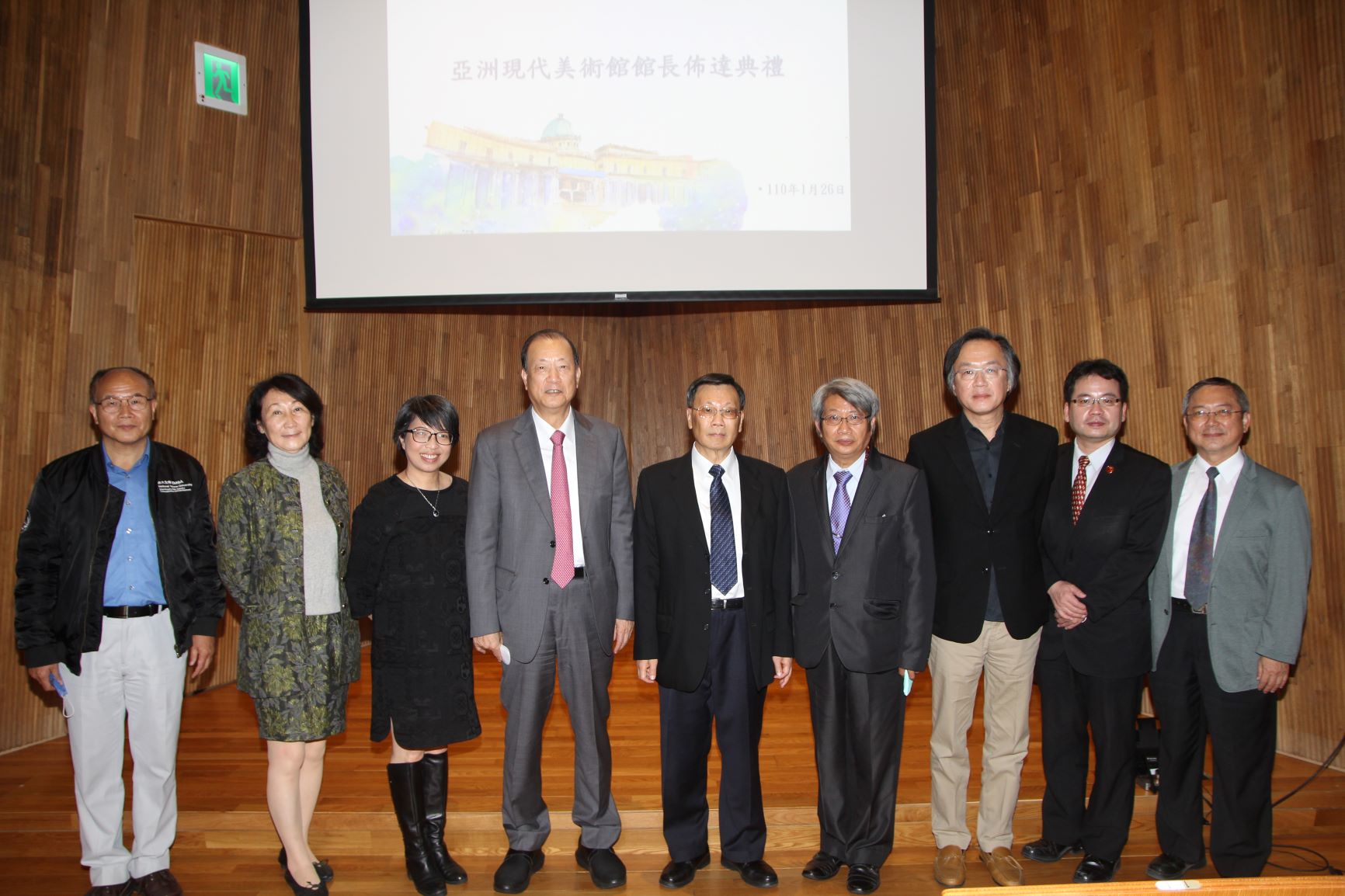 亞大現代美術館新舊任館長交接，亞大創辦人蔡長海（左四）、蔡進發校長（左五）、新任館長潘𥛮（左六），典禮後與貴賓合影。