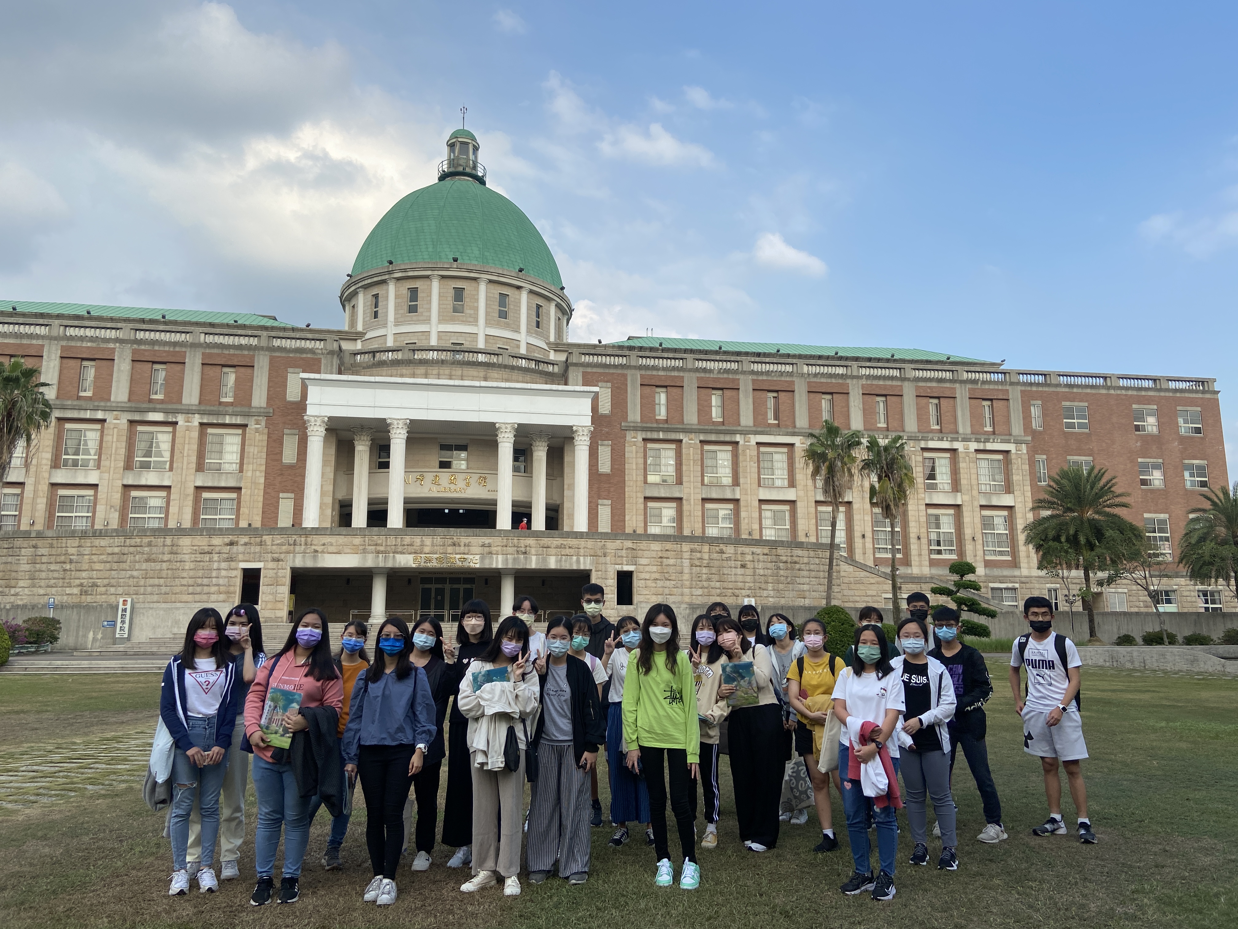 參加「管理領域初體驗圖」的高中同學，參觀亞大美麗校園後合影。