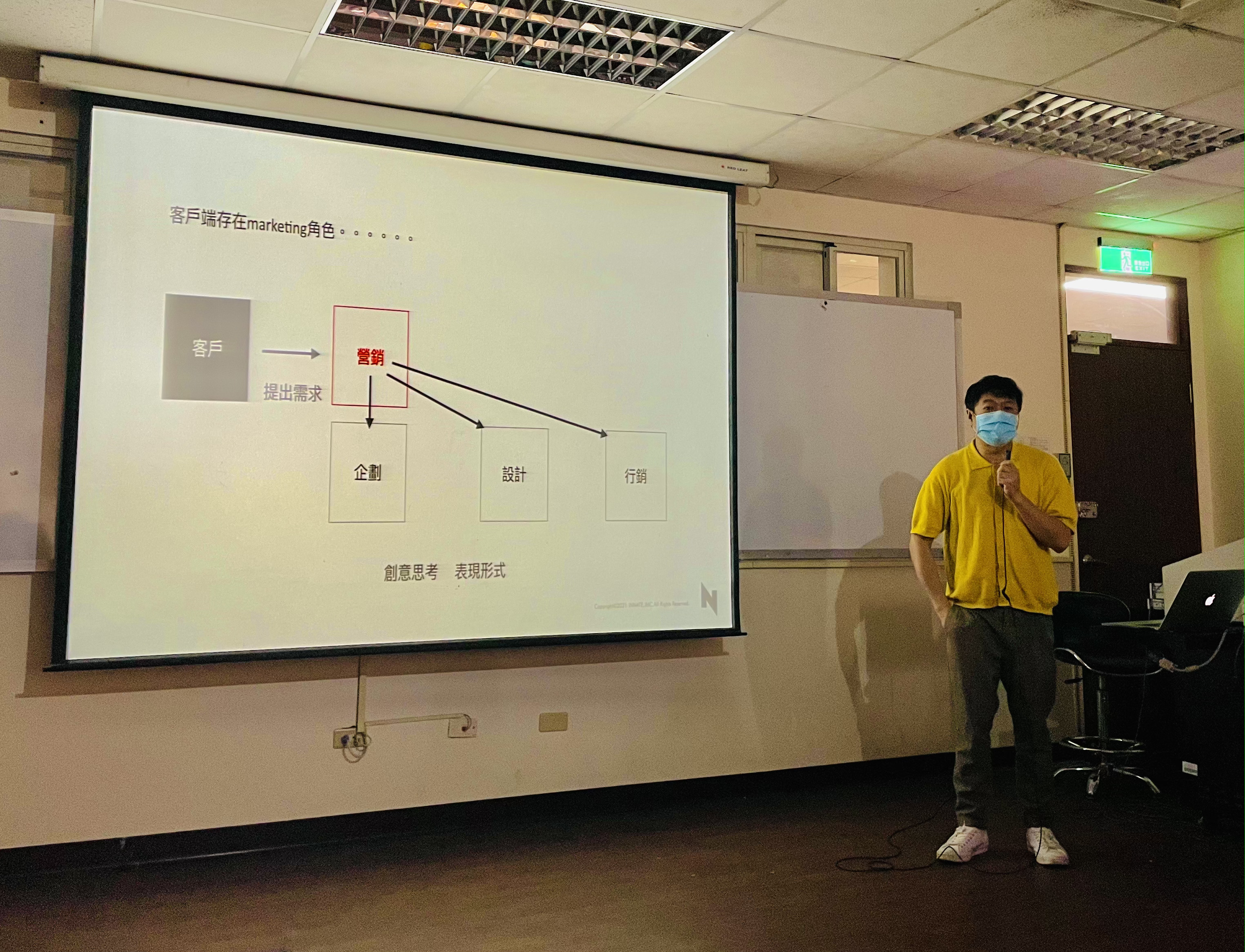 視傳系畢業系友陳品呈設計師，回系分享實際案例。