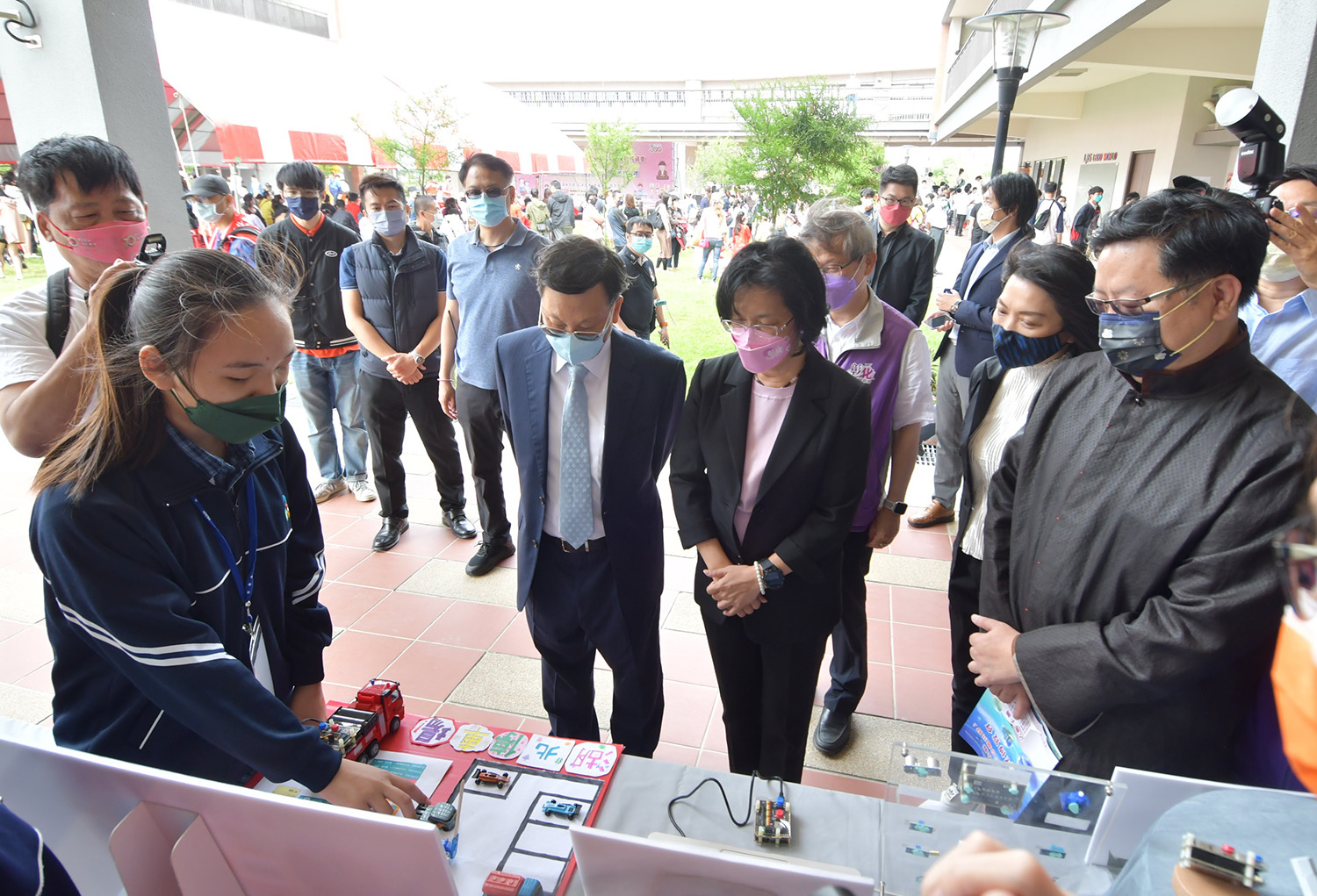 亞大校長蔡進發(左二)、彰化縣長王惠美(左三)、財團法人廣達文教基金會執行長徐繪珈(左四)、廣達電腦技術長張嘉淵(左五)，參觀學生自製的倒車雷達警告系統