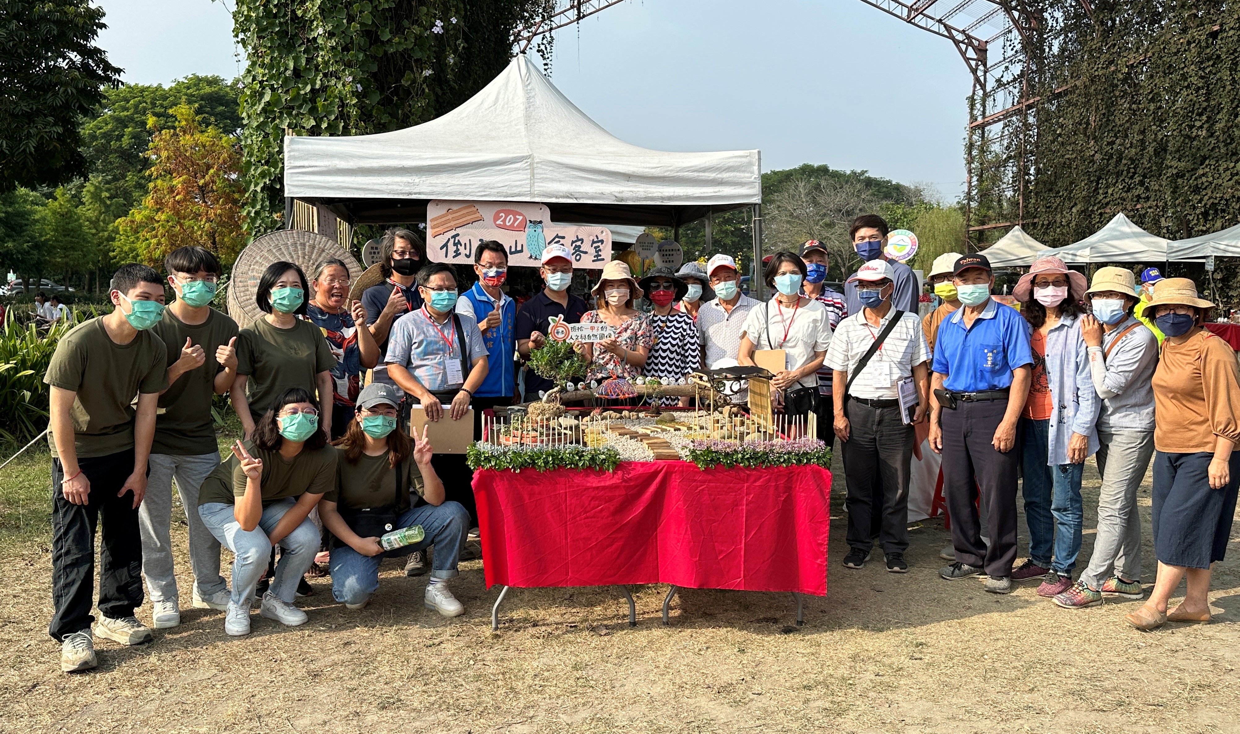 圖為亞大室設系師生，與華南社區協會、評審團合影。