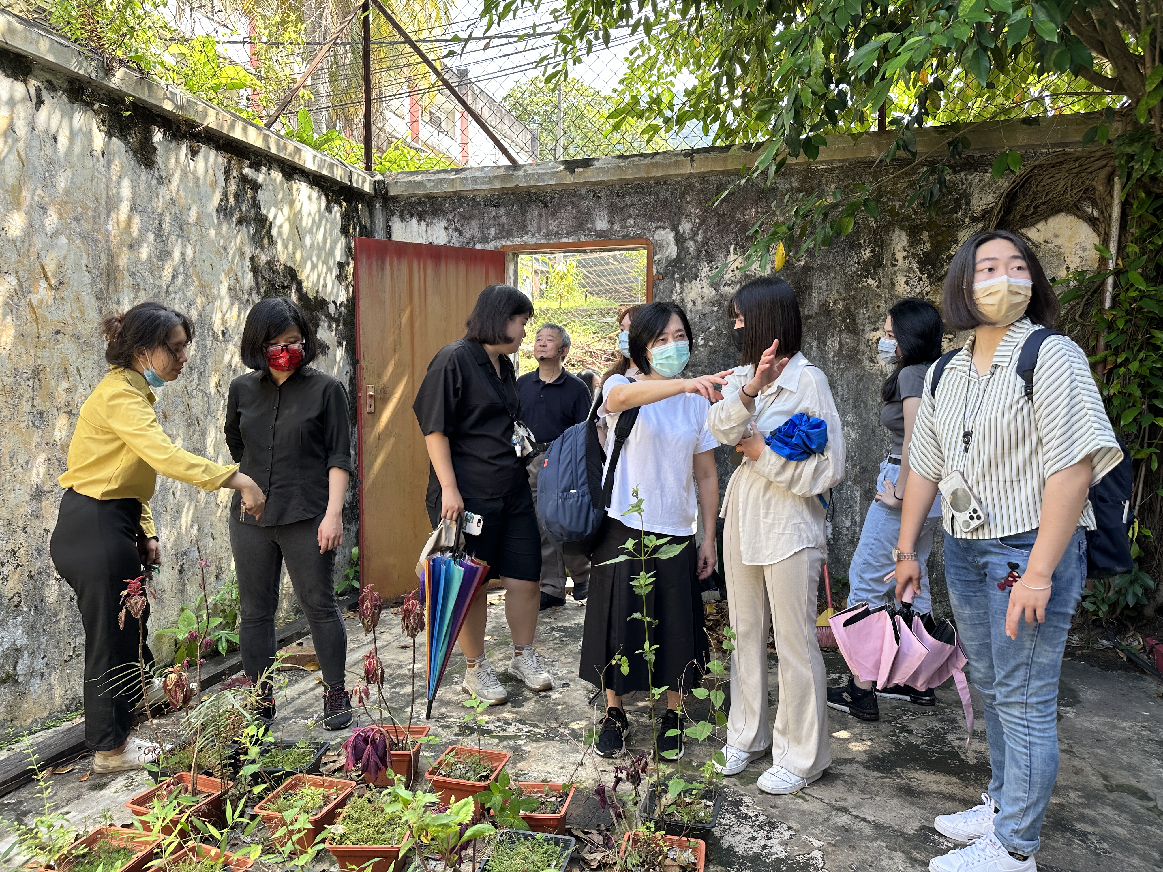 圖為亞大室設系師生，到馬來西亞金寶縣現場勘查，著手老街活化計畫。