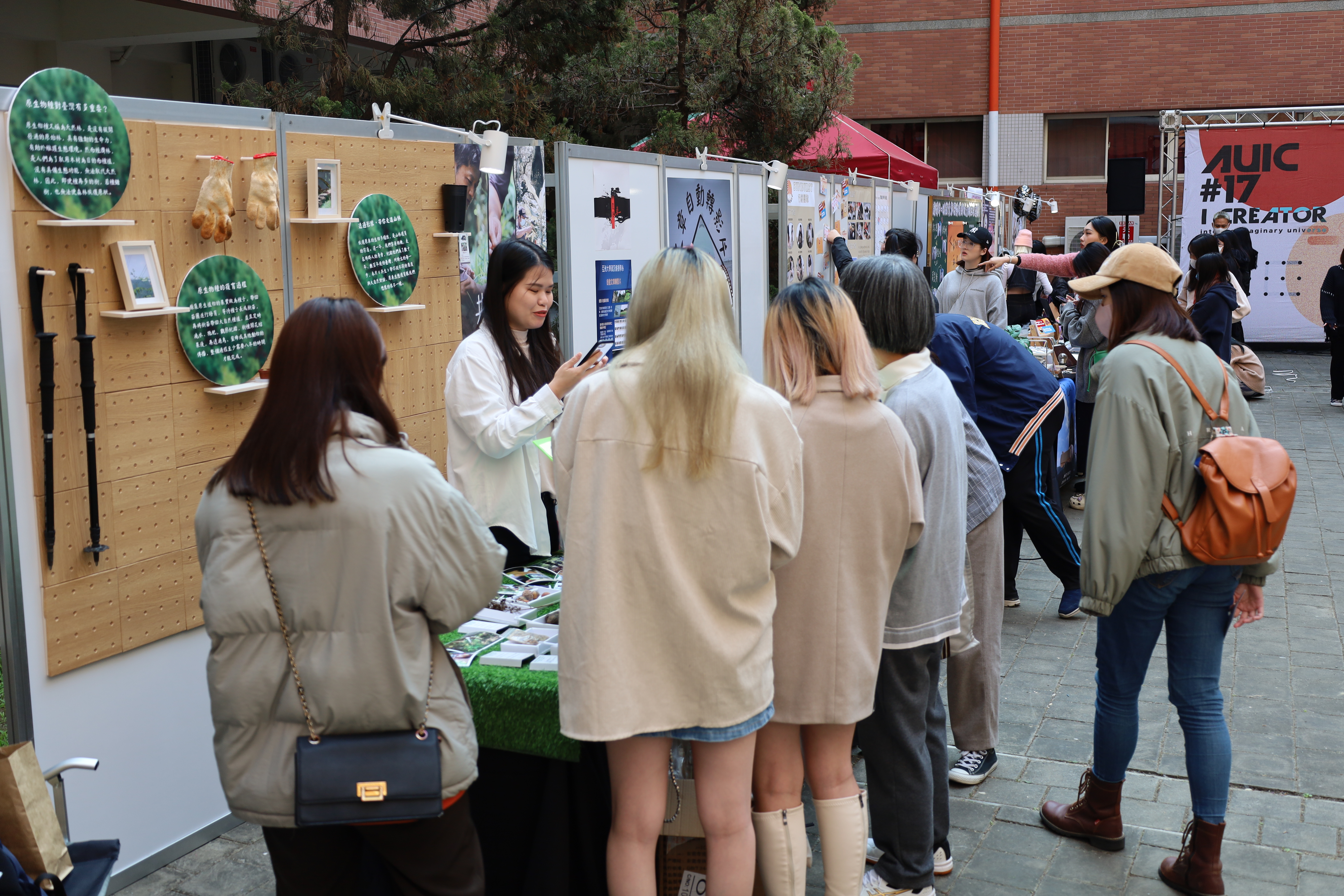 圖為亞大院系特色成果展，吸引大批考生參與。